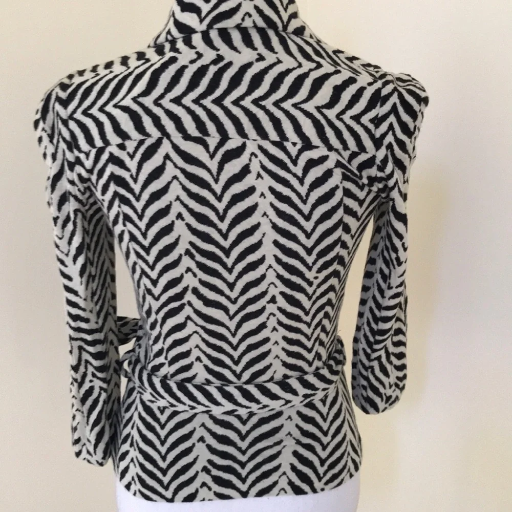 DVF size 2, black combo blazer with pockets